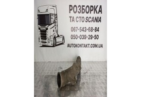 Патрубок турбокомпресора двигуна.