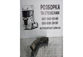 Патрубок турбокомпресора двигуна.