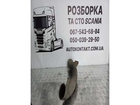 Патрубок турбокомпресора двигуна.
