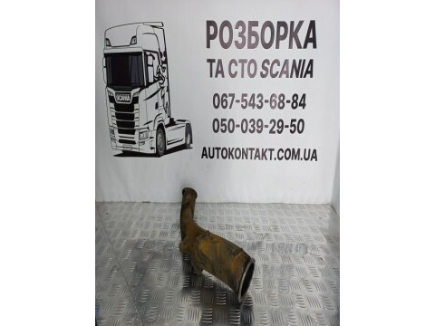 Патрубок турбокомпресора двигуна.