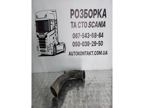 Патрубок турбокомпресора двигуна.